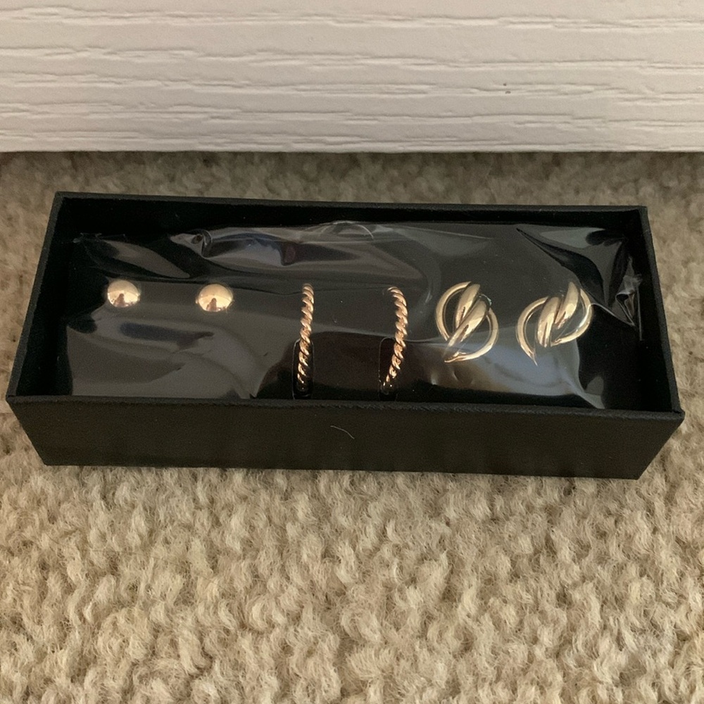🎁New Mint Avon 3 Pair Earrings Gift Set Goldtone Original Box
